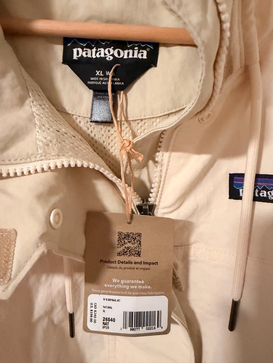 NWT Patagonia Women’s XL Skysail Jacket Cream Hooded Windbreaker Jacket - Picture 3 of 5